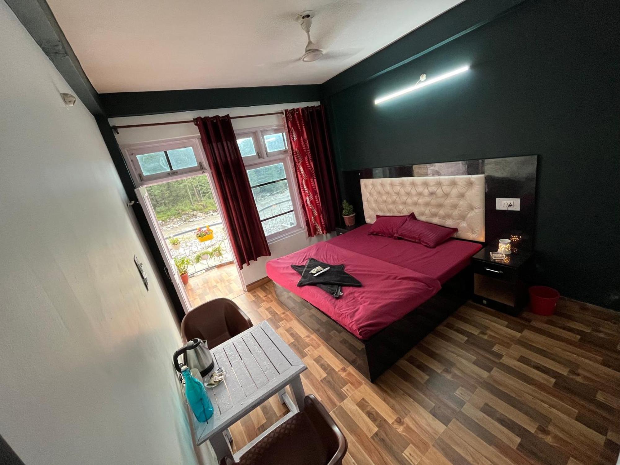 Shanti Cafe & Hostels Kasol Exterior foto